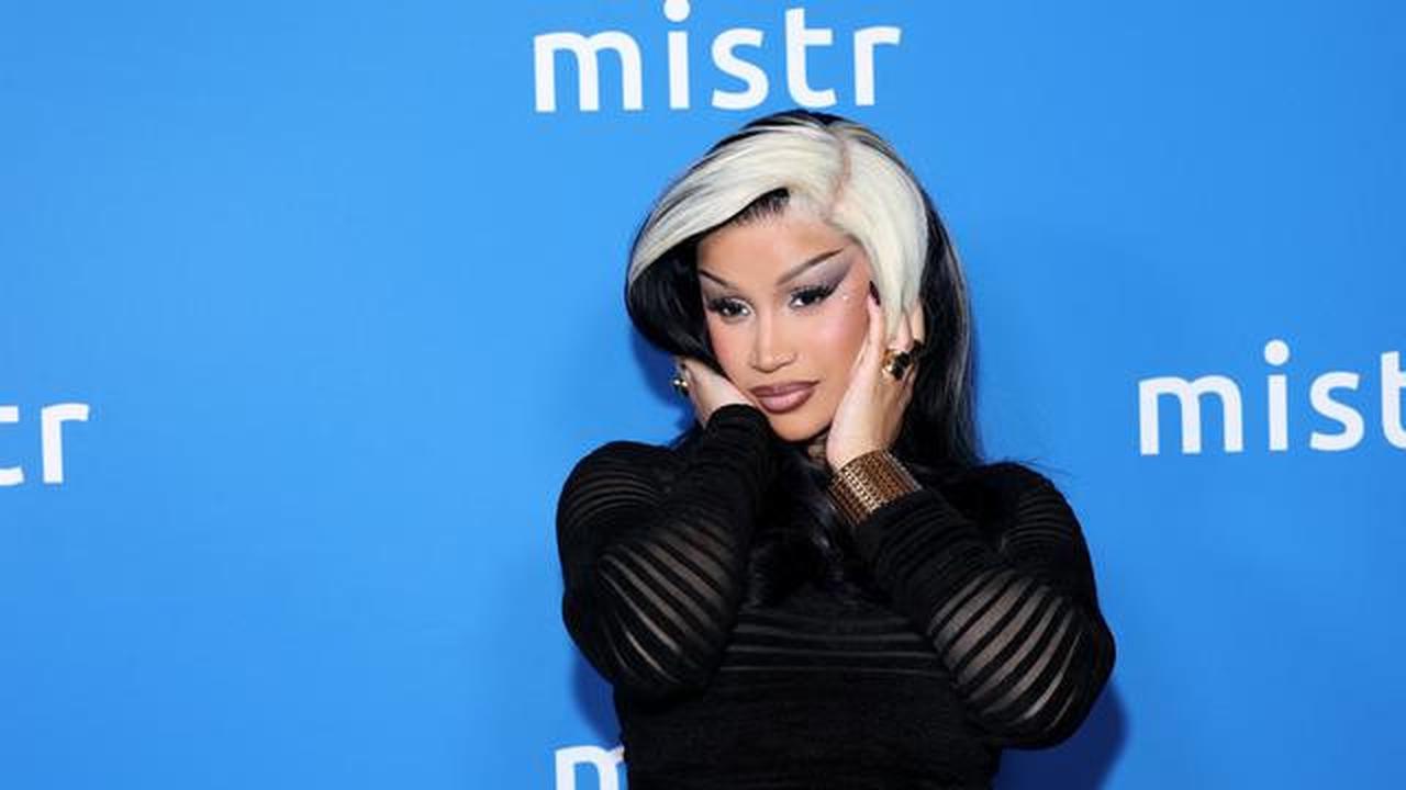 Mengejutkan! Cardi B Bakal Lepas Implan Bokong Setelah Tur Selesai