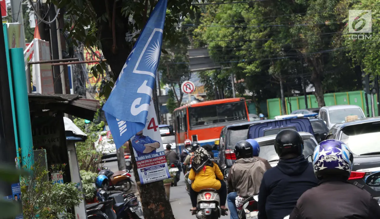 Sejumlah Alat Paraga Kampanye masih terlihat di pinggir Jalan Raya Pasar Minggu, Jakarta, Minggu (14/4). Memasuki masa tenang jelang pelaksanaan Pemilu 2019, sejumlah Alat Paraga Kampanye masih terlihat bertebaran di beberapa ruas jalan. (Liputan6.com/Helmi Fithriansyah)
