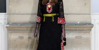 Sebagai ikon effortless Parisian glam, Carla Bruni biasanya identik dengan gaya yang anggun dan sederhana. Namun, dalam Valentino Vertigineux, ia mengambil jalan berbeda dengan gaun yang terinspirasi dari peramal. Dengan hiasan berat dan lapisan busana yang kompleks, tampilan ini memang membawa nuansa baru, meskipun sedikit bertolak belakang dengan estetika quiet luxury yang biasa diasosiasikan dengannya. [Dok/Valentino].