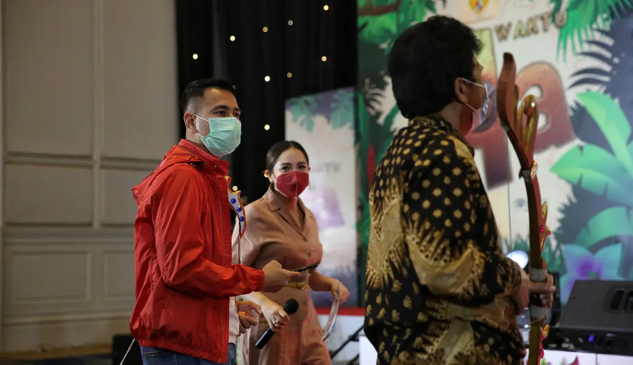 Raffi Ahmad dan Nagita Prescon animasi Lorong Waktu Si Aa di kawasan Dharmawangsa, Jakarta Selatan, Selasa (15/12/2020). (Adrian Putra/Fimela.com)