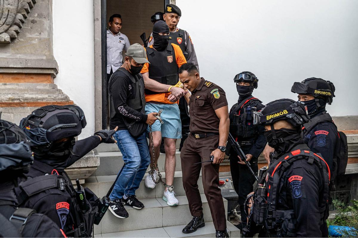 FOTO:  Momen Tiga WN Australia Digiring dengan Kaki Dirantai Saat Diserahkan ke Kejari Badung