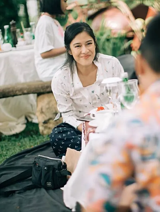 Di tengah isu KDRT dan perselingkuhan banyak selebriti, Dian Sastrowardoyo memperlihatkan bahwa tidak semua rumah tangga selebriti demikian. Di Meski masih eksis dan sibuk di dunia hiburan, aktris dan model ini selalu akur dan akrab bersama keluarga dan buah hatinya. (Liputan6.com/IG/@therealdisastr)