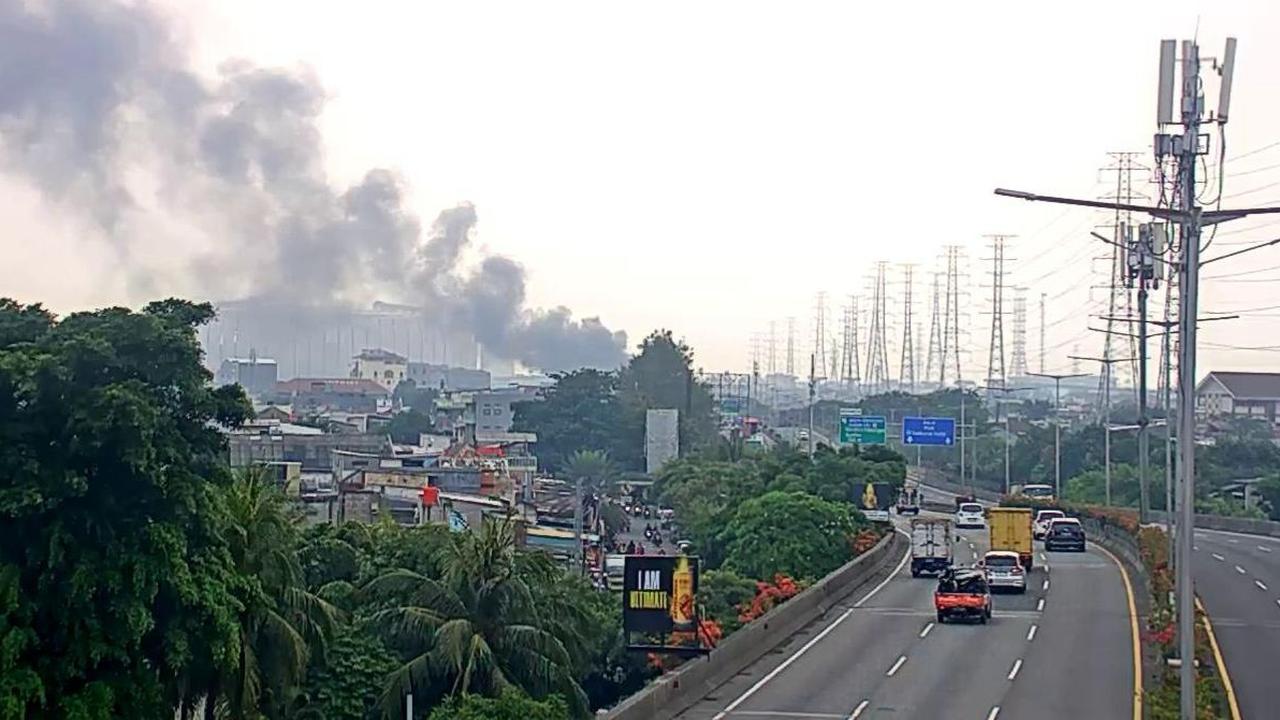 Kebakaran terjadi di area kolong Tol Ir. Wiyoto Wiyono