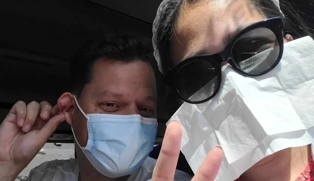 Pada perjalanan kali ini Gracia Indri dan suami ikut rombongan tur. Mereka menumpang bus dari satu lokasi ke lokasi lainnya. (FOTO: instagram.com/graciaz14)