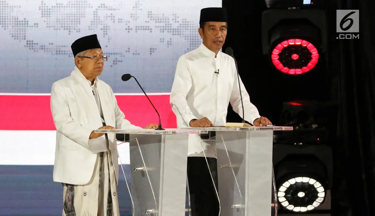 Capres nomor urut 01 Joko Widodo dan Cawapres Ma'ruf Amin menyampaikan visi dan misi selama Debat Pilpres 2019 kelima, Jakarta, Sabtu (13/4). Debat kelima merupakan debat terakhir dalam masa kampanye dan mengambil tema Ekonomi, Kesejahteraan Sosial, Keuangan dan Investasi. (Liputan6.com/Johan Tallo)