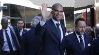 Pepe melambaikan tangan kepada para pendukung saat tiba bersama Portugal di bandara Lisbon untuk berangkat ke Piala Dunia 2022 Qatar, Jumar, 18 November 2022. (AP Photo/Armando Franca)