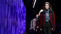 Model Bella Hadid berjalan di atas catwalk membawakan koleksi busana Fall-Winter 2018-19 milik Dsquared2 selama acara Milan Fashion Week, Italia, (14/1). (AP Photo / Luca Bruno)