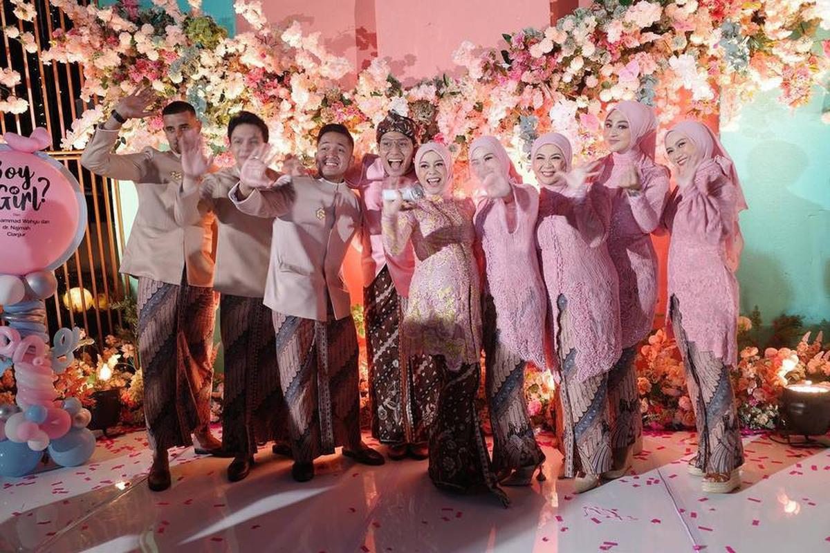 Bestie Till Jannah, 8 Potret Geng Mamayu Jadi Pagar Ayu di Acara Gender Reveal Lesti Kejora - Aurel Hermansyah Hingga Margin Wieheerm Pakai Kebaya Seragam