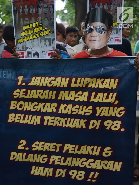 Massa menggelar aksi tabur bunga dan doa bersama di depan kantor Komnas HAM, Jakarta, Rabu (12/12). Dalam aksinya, mereka meminta Komnas HAM memanggil Prabowo Subianto terkait pelanggaran HAM  atas penculikan aktivis pada 1998. (Merdeka.com/Imam Buhori)