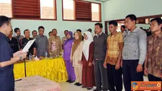 Citizen6, Tulang Bawang: Sekda Kabupaten Tulang Bawang Barat Sigit Trenggono membacakan naskah pengukuhan di acara pelatihan Kader Pemberdayaan Masyarakat (KPM) di Pulung Kencana, Rabu (15/6). (Pengirim: Jerry Hasan)