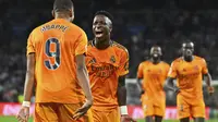 Dua pemain Real Madrid, Kylian Mbappe dan Vinicius, merayakan keberhasilan mencetak gol ke gawang Real Sociedad dalam laga jornada kelima La Liga Spanyol, Minggu (15/9/2024) dini hari WIB. Real Madrid menang 2-0 dalam laga ini. (AP Photo/Miguel Oses)