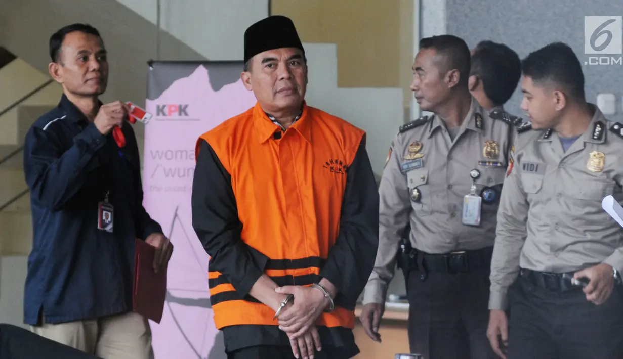 Bupati Jepara Ahmad Marzuqi usai menjalani pemeriksaan oleh penyidik di Gedung KPK, Jakarta, Senin (27/5/2019). Ahmad Marzuqi diperiksa sebagai tersangka terkait dugaan suap dalam putusan praperadilan kasus dugaan korupsi penggunaan dana bantuan parpol di PN Semarang. (merdeka.com/Dwi Narwoko)