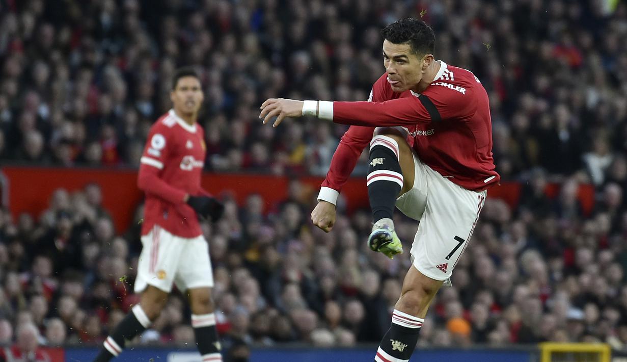 Cristiano Ronaldo. Striker Portugal berusia 37 tahun yang kini kembali berseragam Manchester United ini menempati posisi keempat sebagai pemain Liga Inggris pencetak gol terbanyak di semua ajang kompetisi. Hingga kini ia telah mencetak 18 gol di semua ajang dari total 33 laga. (AP/Rui Vieira)