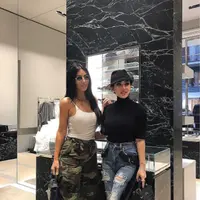 Perbedaan gaya Syahrini dan Kim Kadarshian ketika bertemu di Jepang. (sumber foto: @princessyahrini/instagram)