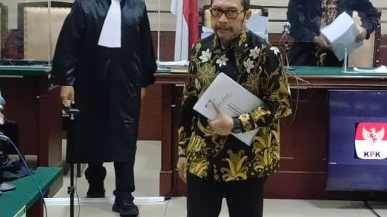 Dalam tuntutannya, Sahat dijerat dengan pasal 12 a juncto pasal 18 undang-undang RI nomor 31 tahun 1999 tentang pemberantasan tindak pidana korupsi.<br>