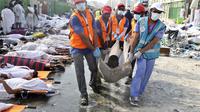 Proses evakuasi korban tragedi Mina. (Reuters)
