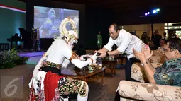 Menteri Desa, PDT dan Transmigrasi, Marwan Jafar (kemeja putih) saat acara Launching Buku Kebangkitan Desa di Jakarta, (25/2). Dana desa harus dikelola desa agar roda perekonomian di desa berjalan. (Wening)