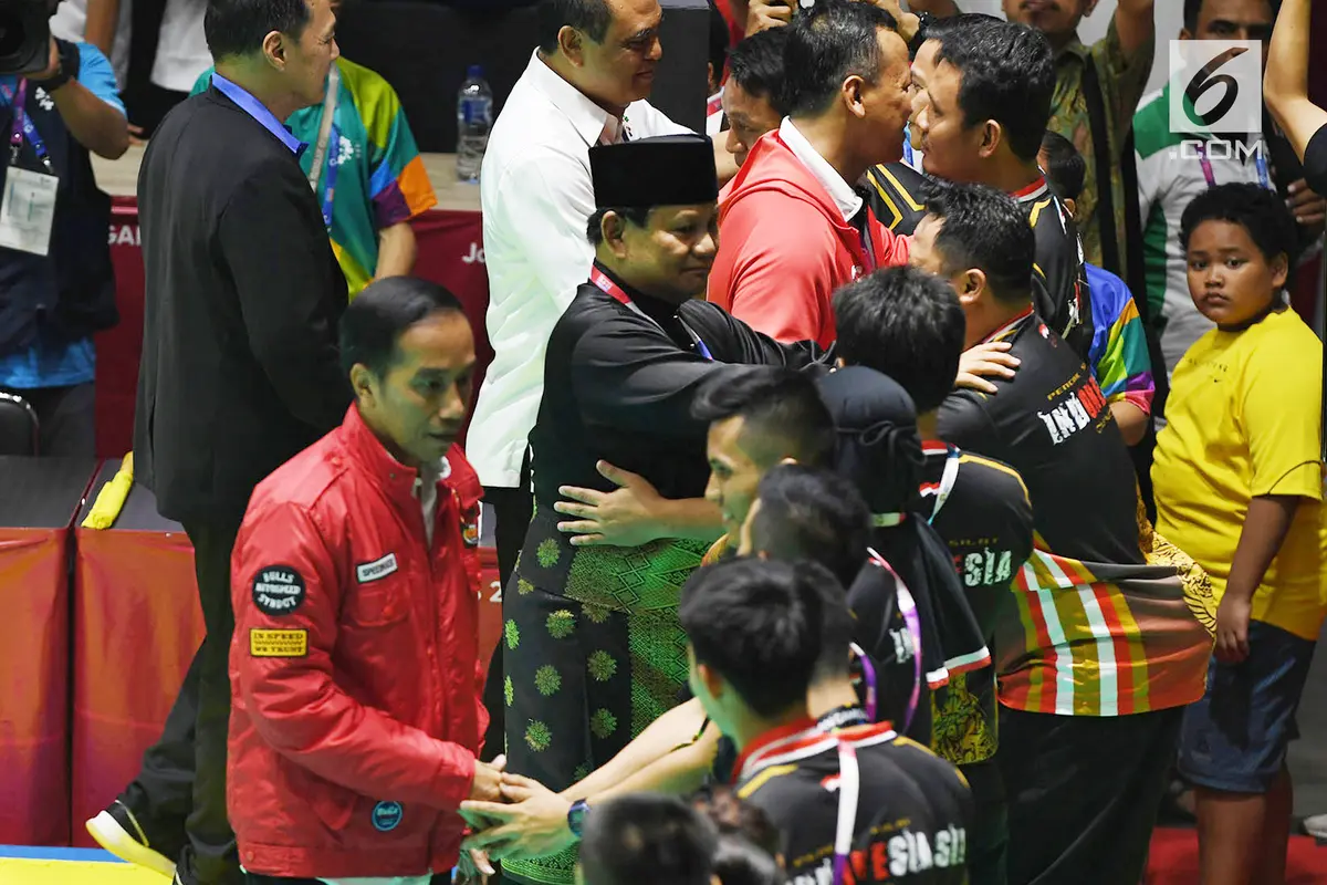 Keakraban Jokowi - Prabowo Saat Kalungkan Medali Silat Asian Games 2018