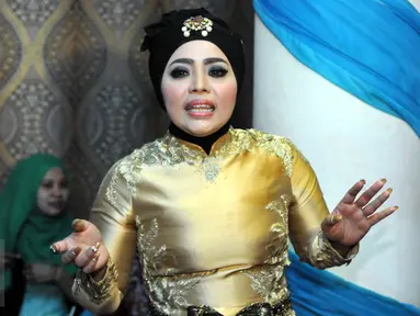 Istri Nassar, Muzdalifah merayakan ulang tahunnya yang ke-37 tahun di kawasan Pramuka, Jakarta Timur, Senin (15/6/2015). Sayangnya, Nassar tidak menghadiri pesta ultah wanita yang sudah tiga tahun dinikahinya tersebut. (Liputan6.com/Panji Diksana)