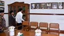 Presiden Jokowi melihat-lihat foto Ketua MUI Jabar dari masa ke masa di Kantor MUI Jawa Barat, Selasa (17/4). Pada 3 April 2018, Ketua MUI Jabar bersama sejumlah ulama bersilaturahmi dengan Presiden di Istana Negara. (Liputan6/Pool/Biro Pers Setpres)