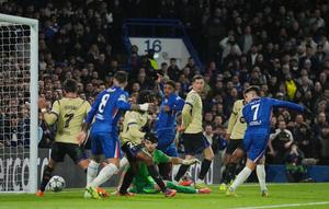 Momen gol bunuh diri Jules Kounde dalam laga Liga Champions antara Chelsea vs Barcelona, Rabu (26/11/2025). (AP Photo/Kin Cheung)