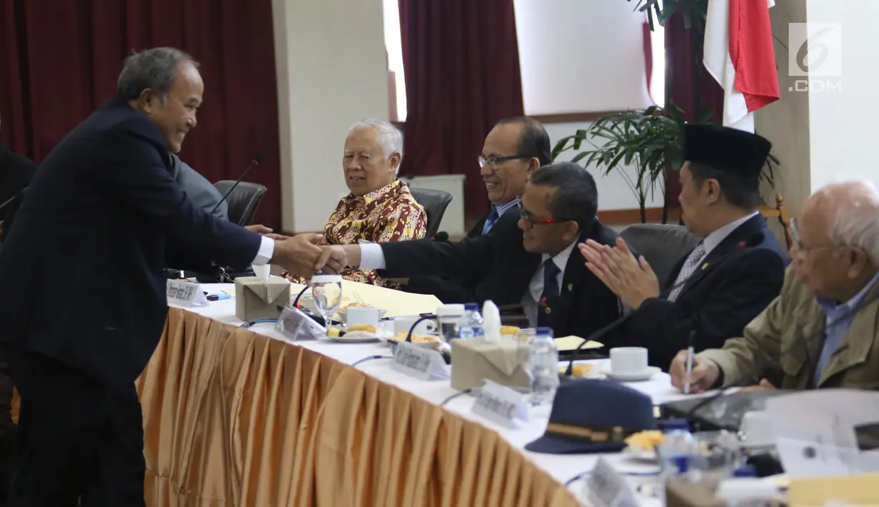 Calon hakim agung menyalami tim penyeleksi saat seleksi wawancara di Auditorium Gedung Komisi Yudisial, Jakarta, Kamis (3/1). Seleksi ini untuk mengisi delapan orang hakim agung. (Liputan6.com/Angga Yuniar)
