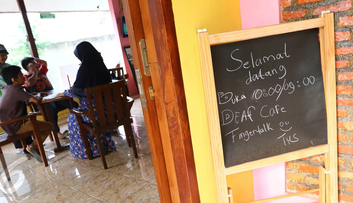 Sejumlah orang ketika mengunjungi kafe Finger Talk di Pamulang, Tangsel, Sabtu (20/2). Kafe ini setiap harinya buka mulai dari jam 10.00 pagi – 21.00 WIB. (Liputan6.com/Fery Pradolo)