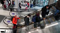 Wisatawan berjalan melalui Terminal 3 di Bandara Internasional O'Hare, Chicago, Amerika Serikat, 19 Desember 2022. Liburan Natal dan Tahun Baru bagi sebagian warga Amerika Serikat dan Eropa tahun ini menghadirkan kekhawatiran karena tekanan ekonomi. (AP Photo/Nam Y. Huh)