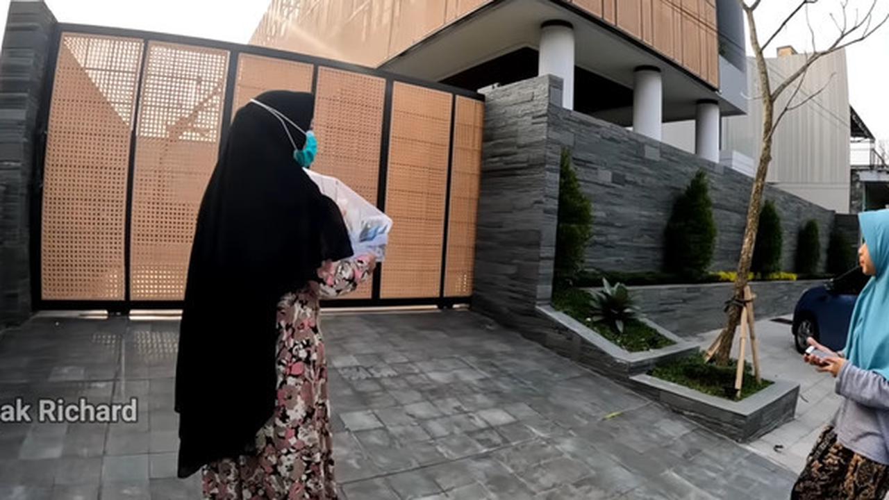 7 Potret Tampilan Depan Rumah Denny Caknan di Ngawi, Kombinasi Batu Alam dan Tanaman