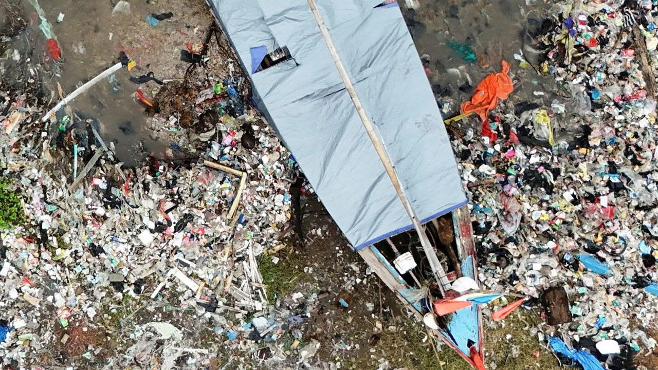 Dilaporkan Reuters, penduduk setempat mengatakan bahwa hujan lebat telah menyebabkan air pasang menjadi lebih kuat, sehingga membawa lebih banyak sampah ke pantai.&nbsp;REUTERS/Willy Kurniawan