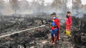 Superman Muncul di Tengah Kebakaran Lahan Palangkaraya