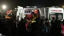 Tim penyelamat memuat mayat korban di ambulans di depan tambang milik negara TTK Amasra Muessese Mudurlugu di Amasra, di provinsi pesisir Laut Hitam Bartin, Turki, Sabtu (15/10/2022). Sebuah ledakan terjadi Jumat malam di tambang batu bara dan penyelamatan upaya dilanjutkan. (AP/Khalil Hamra)