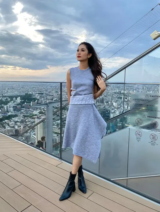 Kunjungan Mikha ke Negeri Sakura kali ini rupanya untuk bekerja sekaligus liburan. Ia tampil anggun dalam balutan gaun Fendi.