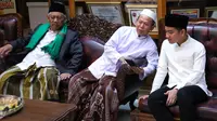 Guru ngaji Presiden Jokowi saat ngobrol bersama dengan Wali Kota Solo Gibran Rakabuming Raka di Balai Kota Solo.(Liputan6.com/Fajar Abrori)