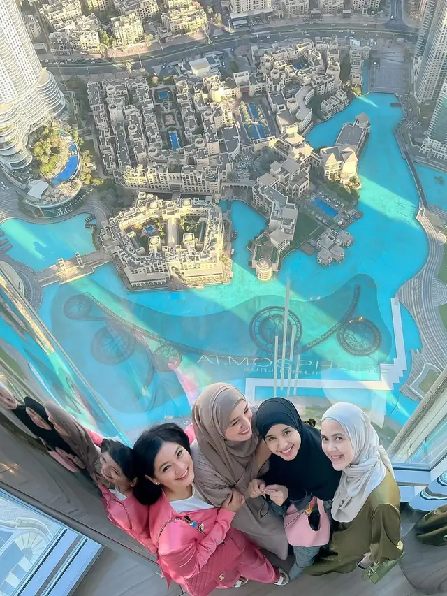 Titi Kamal, Laudya Cynthia Bella dan Shireen Sungkar bertemu saat liburan di Dubai (Foto: Instagram @titi_kamall)