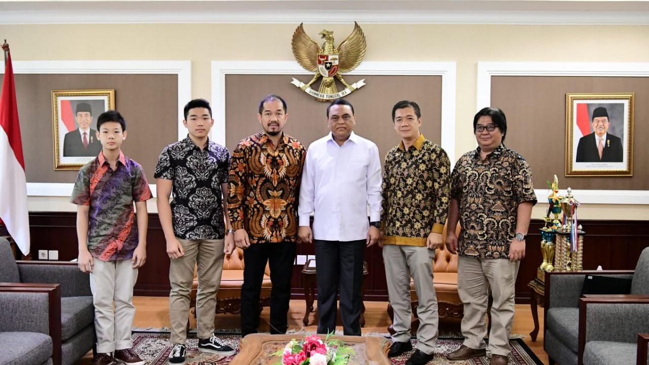 Menteri PAN-RB Syafruddin menerima dua karateka muda yang memenangi kejuaraan Asian Pacific Championship di Myanmar pada 23 Juli 2019. (Istimewa)