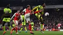 Pemain Arsenal, Alex Oxlade-Chamberlain, mencetak gol ke gawang Reading dalam laga 16 besar Piala Liga Inggris di Stadion Emirates, Rabu (26/10/2016) dini hari WIB. (Reuters/Dylan Martinez)