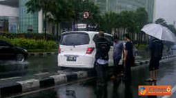 Citizen6, Senayan: Citizen6, Senayan: Sebuah mobil Honda freed dengan nomor polisi B 8448 DE menabrak dan mendarat di atas pembatas jalan depan Senayan City ketika sedang hujan gerimis, Selasa (13/3). (Pengirim: Puspitaningtyas)