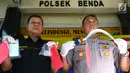 Polisi menunjukkan barang bukti celurit dan handphone di Mapolsek Benda, Tangerang, Banten, Senin (19/11). Polisi menangkap otak pelaku kejahatan spesialis handphone dan tiga tersangka lainnya. (Liputan6.com/Fery Pradolo)