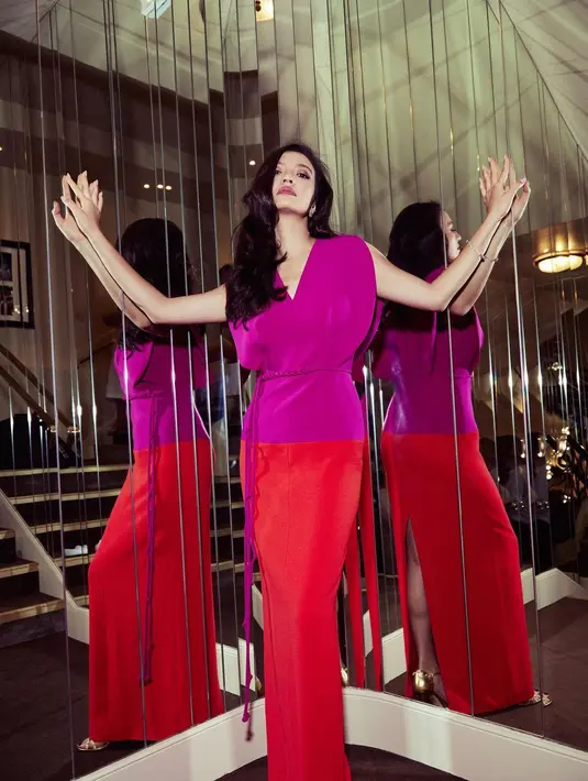 Pink dan Merah jadi salah satu kombinasi warna nyentrik yang patut dicoba [Foto: IG/ralineshah].