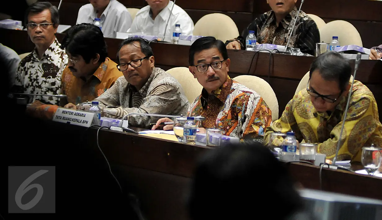 Menteri Agraria dan Tata Ruang, Ferry Mursyidan Baldan (kedua kanan) menyimak pertanyaan Komisi II saat menghadiri Rapat Kerja membahas masalah pertanahan, Senayan, Jakarta, Kamis (21/1/2016).(Liputan6.com/Johan Tallo)
