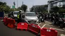 Aparat kepolisian mengarahkan kendaraan saat penyekatan di Jalan Pemuda, Jakarta Selatan, Kamis (15/7/2021). PPKM darurat, Polda Metro Jaya menambahkan penyekatan 100 titik di Jakarta dan sekitarnya pada hari ini hingga mengakibatkan kemacetan parah di ruas tersebut. (Liputan6.com/Johan Tallo)