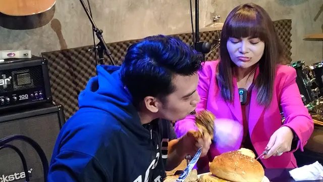 Dinar Candy dan Ridho Illahi makan burger seberat 1 kilogram