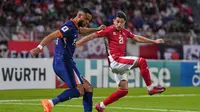 Cody Gakpo dijaga Juan Carlos Corbalan dalam laga kualifikasi Grup G Piala Dunia 2026 antara Malta dan Belanda di Ta' Qali Stadium, 10 Oktober 2025. (AP Photo/Matthias Brancaleone)