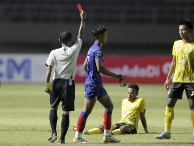 Bek Arema FC, Johan Ahmat Farizi (tengah) mendapat kartu merah dari wasit Mochammad Adung saat menghadapi Barito Putera dalam laga matchday ke-2 Grup A Piala Menpora 2021 di Stadion Manahan, Solo, Kamis (25/3/2021). Arema FC kalah 1-2 dari Barito Putera. (Bola.com/Arief Bagus)