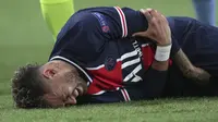 Striker Paris Saint-Germain, Neymar mengalami cedera saat melawan Manchester City dalam laga leg pertama semifinal Liga Champions 2020/2021 di Parc des Princes Stadium, Paris, Rabu (28/4/2021). PSG kalah 1-2 dari Manchester City. (AP/Thibault Camus)