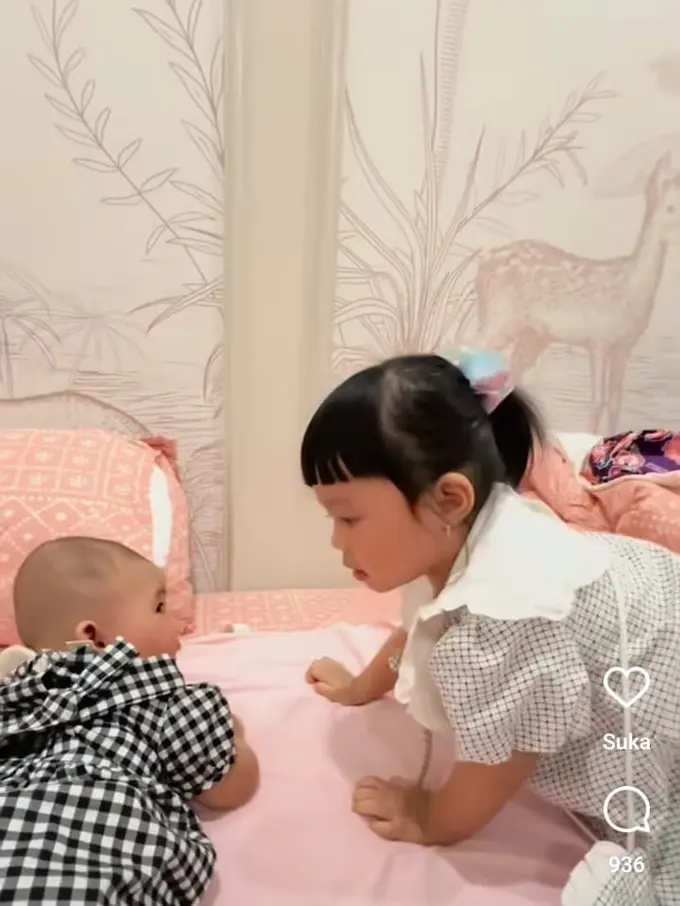 Potret Ameena jaga sang adik Baby Azura (Sumber: Instagram/@attahalilintar)