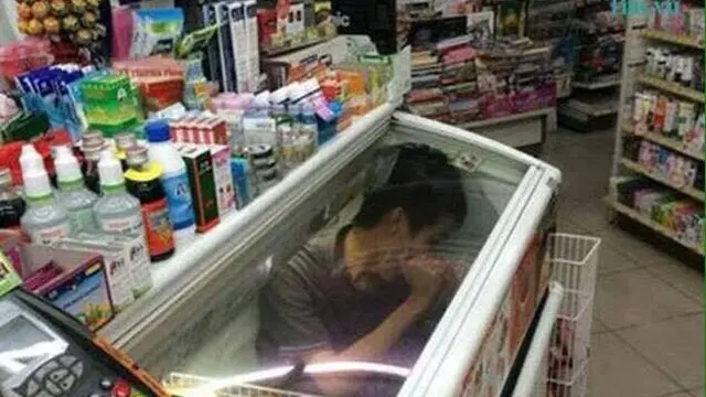 6 Tingkah Bapak-Bapak Ngadem di Kulkas saat Puasa Ini Kocak