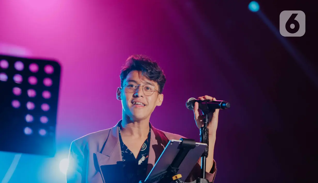 Penyanyi Ardhito Pramono beraksi pada Jakarta International BNI Java Jazz Festival 2020 di Jakarta, Sabtu (29/2/2020). Ardhito membawakan sejumlah lagu seperti Bila, Bitter Love, dan Fake Optics. (Liputan6.com/Faizal Fanani)