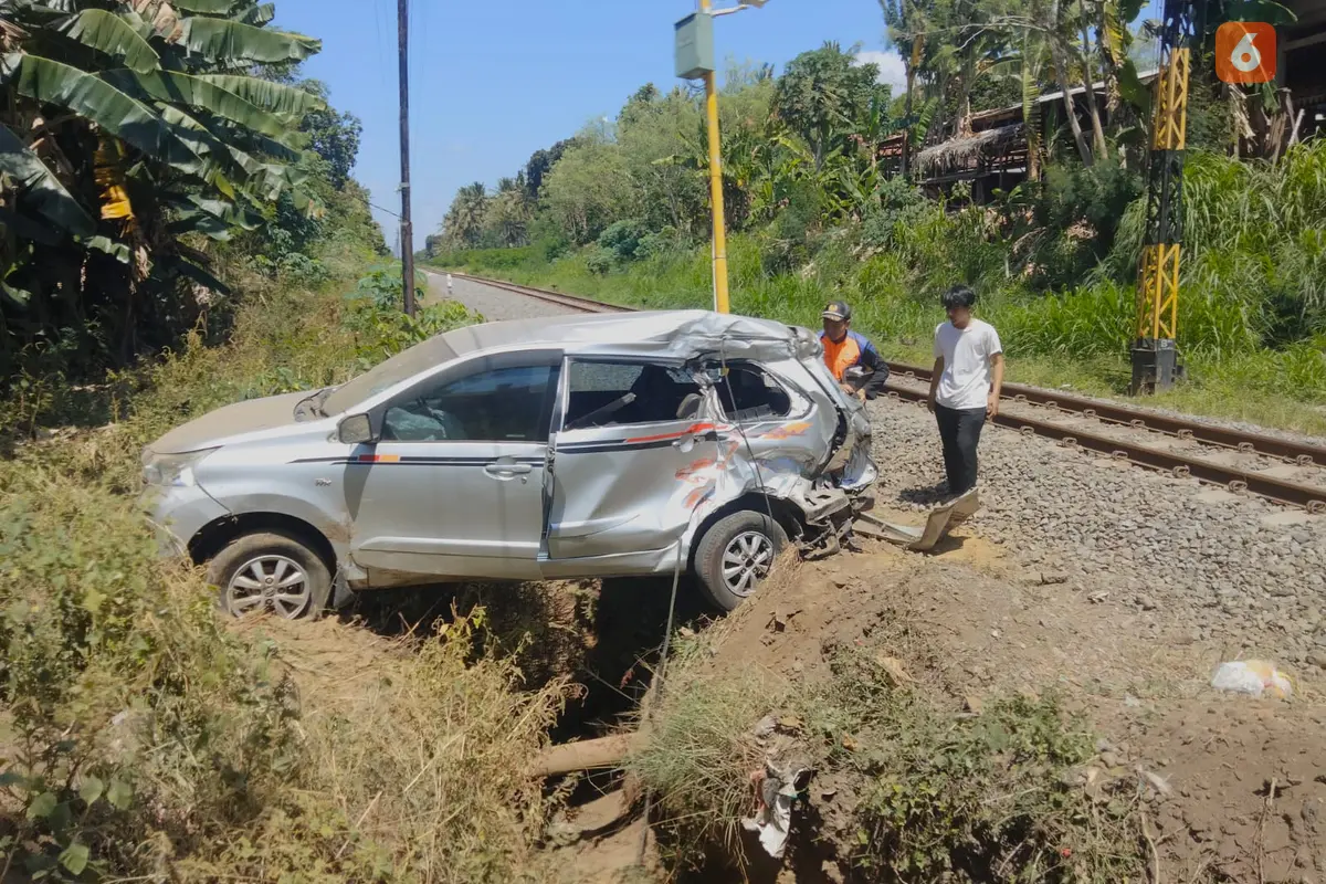Kondisi mobil Avanza yang tertabrak Kereta Api Pandanwangi rusak parah (Hermawan Arifianto/Liputan6.com)